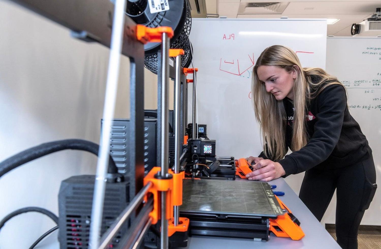 阿什利·沃尔德伦正在使用3D打印机